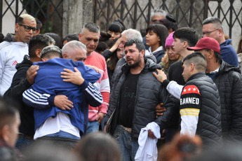 Buenos Aires, Argentina.- En las fotos tomadas el 10 de agosto del 2023, familiares y amigos despiden los restos de Morena Domínguez en la casa de su padre, en la localidad de Lanús en Buenos Aires. Algunos de los actos de cierre de campaña en Argentina fueron suspendidos a tan solo cuatro días de las elecciones primarias presidenciales. Tal como informó el parte policial, el asalto a manos de “motochorros” (personas que roban y huyen en motocicleta) y el posterior fallecimiento de Morena Domínguez, llevó a la decisión de los candidatos.