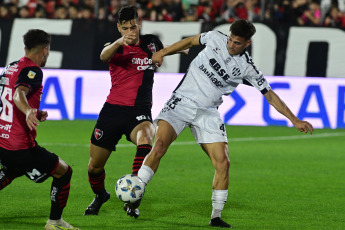 Rosario, Argentina.- En las fotos tomadas el 21 de agosto del 2023, durante el partido entre Newell’s y Central Córdoba de Santiago del Estero por la fecha 1 de la Zona B de la Copa de la Liga Profesional 2023 en el estadio Marcelo Bielsa. Newell's venció por 2-0 a Central Córdoba con goles de Gustavo Damián Canto (en contra) y Brian Nicolás Aguirre.