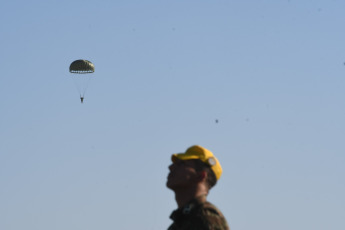 Corrientes, Argentina.- En las fotos tomadas el 2 de agosto del 2023, más de 1.300 efectivos de las Fuerzas Armadas de Argentina y de Brasil protagonizaron el ejercicio combinado "Arandú", en el que simularon proteger parte del territorio de la provincia de Corrientes de una ficticia invasión al sur de los esteros del Iberá. La finalidad de este ejercicio combinado es robustecer e incrementar la interoperabilidad de las fuerzas participantes y los lazos de comunicación entre los ejércitos de ambos países de acuerdo a lo expresado en el convenio bilateral del año 2020.