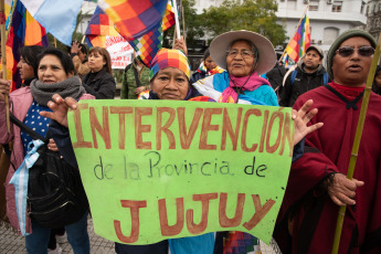 Buenos Aires, Argentina.- En las fotos tomadas el 23 de agosto del 2023, el Tercer Malón de la Paz realizó una movilización en el centro porteño y un acto frente al Congreso. A casi dos meses del comienzo de las protestas en Jujuy contra la reforma constitucional -impulsada por el gobernador Gerardo Morales-, organizaciones de derechos humanos realizaron un llamamiento urgente ante la ONU por la criminalización de los manifestantes y la detención del abogado Alberto Nallar, el magistrado jujeño que cumple con una prisión preventiva domiciliaria desde el pasado 12 de junio cuando fue arrestado en el marco de los piquetes en la provincia.