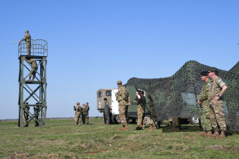 Corrientes, Argentina.- En las fotos tomadas el 2 de agosto del 2023, más de 1.300 efectivos de las Fuerzas Armadas de Argentina y de Brasil protagonizaron el ejercicio combinado "Arandú", en el que simularon proteger parte del territorio de la provincia de Corrientes de una ficticia invasión al sur de los esteros del Iberá. La finalidad de este ejercicio combinado es robustecer e incrementar la interoperabilidad de las fuerzas participantes y los lazos de comunicación entre los ejércitos de ambos países de acuerdo a lo expresado en el convenio bilateral del año 2020.