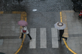 Buenos Aires, Argentina.- En las fotos tomadas el 17 de agosto del 2023, muestra las calles de Buenos Aires en medio de una tormenta. Montevideo, aún bajo una grave crisis hídrica, experimenta fuertes lluvias y una tormenta acompañada de rayos. La inestabilidad afecta a las dos capitales de la región del Río de la Plata con pronóstico de lluvias y tormentas en las zonas de Montevideo y Buenos Aires. Por lo tanto, de forma aislada, no se pueden descartar daños por clima severo.