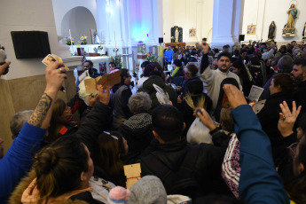 Buenos Aires, Argentina.- En las fotos tomadas el 7 de agosto del 2023, los fieles de San Cayetano realizan la vigilia en la Iglesia de la calle Cuzco 150, en el barrio porteño de Liniers, que abre sus puertas para que la gente pida "paz, pan, salud y trabajo" en una nueva conmemoración del patrono. La Misa Central tendrá lugar este lunes y estará presidida por el arzobispo de Buenos Aires, García Cuerva.