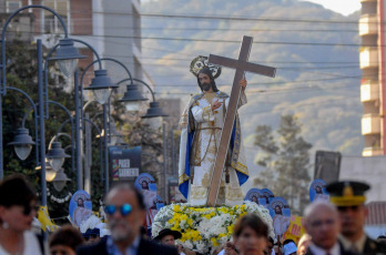 Jujuy, Argentina.- En las fotos tomadas el 7 de agosto del 2023, cientos de fieles jujeños celebraron al Santísimo Salvador, patrono de la ciudad capital y de la Diócesis de Jujuy, con una procesión por las calles céntricas y una misa concelebrada, que se realizó en la Iglesia Catedral Basílica. La veneración tiene sus orígenes en la misma fundación de la ciudad.