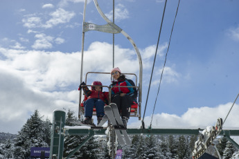 Bariloche, Argentina.- En las fotos tomadas el 23 de agosto del 2023, muestra la ciudad de Bariloche en medio de las intensas nevadas. Las zonas altas de la Ruta Nacional 40 entre Bariloche y El Bolsón presentan nieve, por eso Vialidad Nacional solicitó extremar las medidas de precaución al conducir, además el parque nacional Nahuel Huapi informó el cierre de senderos por lluvias y viento.