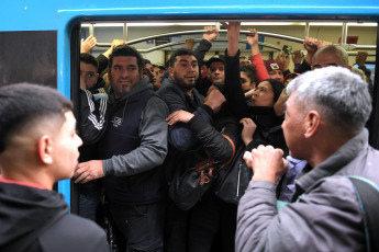 Buenos Aires, Argentina.- En las fotos tomadas el 10 de agosto del 2023, muestra los incidentes ocurridos por un grupo de pasajeros afectados por las demoras en medio de las protestas sobre las vías del Tren Roca. El corte afectó el servicio en la estación Constitución, lo que provocó caos en el lugar. Los usuarios de trenes comenzaron a amucharse en las inmediaciones y varios de ellos descargaron su enojo contras las instalaciones, arrojando objetos contundentes.