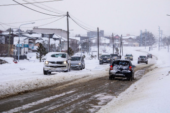 Ushuaia, Argentina.- En las fotos tomadas el 8 de agosto del 2023, muestra la ciudad de Ushuaia tras un temporal de nieve. El Servicio Meteorológico Nacional emitió una alerta de nivel amarillo por la presencia de vientos severos y temperaturas polares. Según detallaron en los informes elaborados, las ráfagas de vientos intensos se presentarán en la parte norte del país, mientras que el frío se extenderá por el sur de la República Argentina.