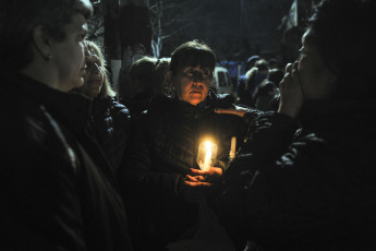 Buenos Aires, Argentina.- En las fotos tomadas el 9 de agosto del 2023, familiares y vecinos reclaman justicia frente a la escuela donde estudiaba una nena de 11 años que murió tras ser asaltada y golpeada cuando llegaba a la escuela en Lanús Oeste, provincia de Buenos Aires. La niña, fue asaltada por dos hombres a bordo de una motocicleta, una modalidad conocida coloquialmente como "motochorros". Por el hecho hay dos hombres detenidos, ambos mayores de edad, según informaron el Ministerio Público Fiscal (MPF) y la Policía.