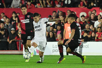 Rosario, Argentina.- En las fotos tomadas el 21 de agosto del 2023, durante el partido entre Newell’s y Central Córdoba de Santiago del Estero por la fecha 1 de la Zona B de la Copa de la Liga Profesional 2023 en el estadio Marcelo Bielsa. Newell's venció por 2-0 a Central Córdoba con goles de Gustavo Damián Canto (en contra) y Brian Nicolás Aguirre.