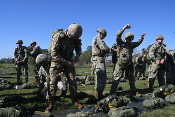 Corrientes, Argentina.- En las fotos tomadas el 2 de agosto del 2023, más de 1.300 efectivos de las Fuerzas Armadas de Argentina y de Brasil protagonizaron el ejercicio combinado "Arandú", en el que simularon proteger parte del territorio de la provincia de Corrientes de una ficticia invasión al sur de los esteros del Iberá. La finalidad de este ejercicio combinado es robustecer e incrementar la interoperabilidad de las fuerzas participantes y los lazos de comunicación entre los ejércitos de ambos países de acuerdo a lo expresado en el convenio bilateral del año 2020.