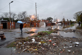 Buenos Aires, Argentina.- En las fotos tomadas el 18 de agosto del 2023, muestra las zonas afectadas por severas lluvias y vientos que afectaron desde la madrugada de este jueves buena parte del sur del GBA en Argentina y otras zonas del área metropolitana. Las fuertes lluvias, provocaron la suspensión de clases y varias personas debieron ser evacuadas y trasladadas a centros de albergue. En algunas zonas cayeron 158 milímetros, tras más de seis meses sin lluvias fuertes. Según la información oficial hubo 1.300 familias afectadas y 175 evacuados.