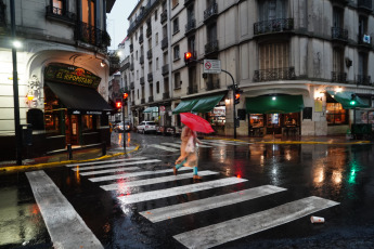 Buenos Aires, Argentina.- En las fotos tomadas el 17 de agosto del 2023, muestra las calles de Buenos Aires en medio de una tormenta. Montevideo, aún bajo una grave crisis hídrica, experimenta fuertes lluvias y una tormenta acompañada de rayos. La inestabilidad afecta a las dos capitales de la región del Río de la Plata con pronóstico de lluvias y tormentas en las zonas de Montevideo y Buenos Aires. Por lo tanto, de forma aislada, no se pueden descartar daños por clima severo.