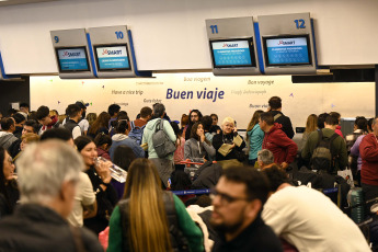 Buenos Aires, Argentina.- En las fotos tomadas el 15 de agosto del 2023, muestra el Aeroparque Jorge Newbery, que registra demoras y cancelaciones en los vuelos. Una medida de fuerza imprevista iniciada por trabajadores de la empresa Intercargo genera demoras y decenas de vuelos cancelados en los aeropuertos de Ezeiza, Aeroparque y en la provincia de Córdoba. Hubo casi 10 mil pasajeros afectados, todos ellos correspondientes a vuelos de las empresas JetSmart y Latam.