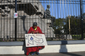 Buenos Aires, Argentina.- En las fotos tomadas el 1 de julio del 2023, pueblos indígenas integrantes del "Tercer Malón de la Paz" llegaron a la ciudad de Buenos Aires tras una semana de caravana desde Jujuy en defensa de sus territorios y sus recursos naturales y contra la reforma constitucional aprobada por impulso del gobernador y precandidato a vicepresidente Gerardo Morales.