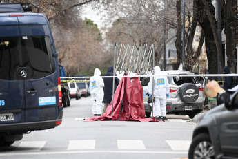 Buenos Aires, Argentina.- En las fotos tomadas el 21 de agosto del 2023, muestra el lugar donde ocurrió un tiroteo en el barrio porteño de La Paternal. En el hecho, murió un hombre y otros tres fueron detenidos tras robar una empresa textil y protagonizar una persecución y tiroteo con la policía, informaron fuentes policiales.