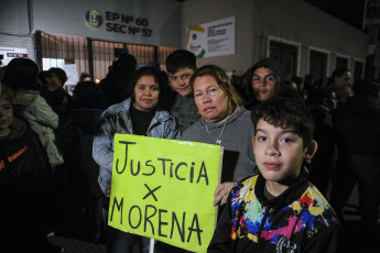 Buenos Aires, Argentina.- En las fotos tomadas el 9 de agosto del 2023, familiares y vecinos reclaman justicia frente a la escuela donde estudiaba una nena de 11 años que murió tras ser asaltada y golpeada cuando llegaba a la escuela en Lanús Oeste, provincia de Buenos Aires. La niña, fue asaltada por dos hombres a bordo de una motocicleta, una modalidad conocida coloquialmente como "motochorros". Por el hecho hay dos hombres detenidos, ambos mayores de edad, según informaron el Ministerio Público Fiscal (MPF) y la Policía.