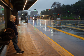 Buenos Aires, Argentina.- En las fotos tomadas el 17 de agosto del 2023, muestra las calles de Buenos Aires en medio de una tormenta. Montevideo, aún bajo una grave crisis hídrica, experimenta fuertes lluvias y una tormenta acompañada de rayos. La inestabilidad afecta a las dos capitales de la región del Río de la Plata con pronóstico de lluvias y tormentas en las zonas de Montevideo y Buenos Aires. Por lo tanto, de forma aislada, no se pueden descartar daños por clima severo.