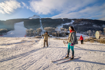 Ushuaia, Argentina.- En las fotos tomadas el 1 de agosto del 2023, las personas visitan la ciudad de Ushuaia durante las vacaciones de invierno. Más de 5,5 millones de turistas se movilizaron durante las vacaciones de invierno, un 6,7% más que en 2022, que también había sido récord, según el informe de la Confederación Argentina de la Mediana Empresa (CAME). El impacto económico superó los $410.633 millones.