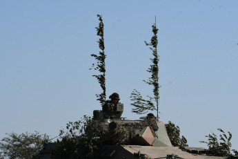 Corrientes, Argentina.- En las fotos tomadas el 2 de agosto del 2023, más de 1.300 efectivos de las Fuerzas Armadas de Argentina y de Brasil protagonizaron el ejercicio combinado "Arandú", en el que simularon proteger parte del territorio de la provincia de Corrientes de una ficticia invasión al sur de los esteros del Iberá. La finalidad de este ejercicio combinado es robustecer e incrementar la interoperabilidad de las fuerzas participantes y los lazos de comunicación entre los ejércitos de ambos países de acuerdo a lo expresado en el convenio bilateral del año 2020.