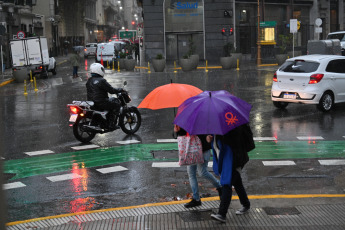 Buenos Aires, Argentina.- En las fotos tomadas el 17 de agosto del 2023, muestra las calles de Buenos Aires en medio de una tormenta. Montevideo, aún bajo una grave crisis hídrica, experimenta fuertes lluvias y una tormenta acompañada de rayos. La inestabilidad afecta a las dos capitales de la región del Río de la Plata con pronóstico de lluvias y tormentas en las zonas de Montevideo y Buenos Aires. Por lo tanto, de forma aislada, no se pueden descartar daños por clima severo.