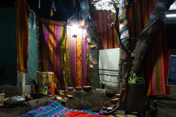 Santiago del Estero, Argentina.- En las fotos tomadas el 1 de agosto del 2023, pueblos del norte de Argentina celebran a la Pachamama con ceremonias que conjugan tradición, música y naturaleza. Este martes, países de América Latina celebraron el Día de la Pachamama, una fiesta donde priman los rituales y ofrendas para venerar y agradecer a la Madre Tierra. La tradición tiene su origen en la mitología Inca, que atribuye a esta deidad la responsabilidad de las siembras y las cosechas.