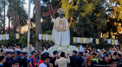 Jujuy, Argentina.- En las fotos tomadas el 7 de agosto del 2023, cientos de fieles jujeños celebraron al Santísimo Salvador, patrono de la ciudad capital y de la Diócesis de Jujuy, con una procesión por las calles céntricas y una misa concelebrada, que se realizó en la Iglesia Catedral Basílica. La veneración tiene sus orígenes en la misma fundación de la ciudad.