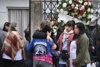 Buenos Aires, Argentina.- En las fotos tomadas el 10 de agosto del 2023, familiares y amigos despiden los restos de Morena Domínguez en la casa de su padre, en la localidad de Lanús en Buenos Aires. Algunos de los actos de cierre de campaña en Argentina fueron suspendidos a tan solo cuatro días de las elecciones primarias presidenciales. Tal como informó el parte policial, el asalto a manos de “motochorros” (personas que roban y huyen en motocicleta) y el posterior fallecimiento de Morena Domínguez, llevó a la decisión de los candidatos.