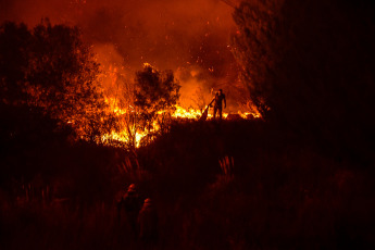 San Luis, Argentina.- En las fotos tomadas el 22 de agosto del 2023, muestra el incendio forestal sobre las sierras de San Luis, que se extiende desde el Parque Nativo de la localidad de Potrero de los Funes, hasta el barrio Cerros Colorados de la ciudad de Juana Koslay. Hasta el momento, se confirmó que en la zona fueron evacuadas unas 15 familias y que el fuego destruyó varias viviendas de la zona, en medio de condiciones desfavorables debido a los fuertes vientos que alcanzan los 60 kilómetros por hora y la gran sequía de la zona.