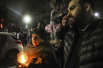 Buenos Aires, Argentina.- En las fotos tomadas el 9 de agosto del 2023, familiares y vecinos reclaman justicia frente a la escuela donde estudiaba una nena de 11 años que murió tras ser asaltada y golpeada cuando llegaba a la escuela en Lanús Oeste, provincia de Buenos Aires. La niña, fue asaltada por dos hombres a bordo de una motocicleta, una modalidad conocida coloquialmente como "motochorros". Por el hecho hay dos hombres detenidos, ambos mayores de edad, según informaron el Ministerio Público Fiscal (MPF) y la Policía.