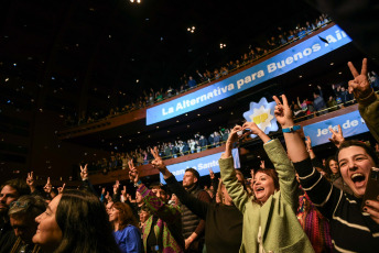 Buenos Aires, Argentina.- En las fotos tomadas el 8 de agosto del 2023, el ministro de Economía Sergio Massa, acompañó al precandidato a la Jefatura de Gobierno de la ciudad de Buenos Aires, Leandro Santoro, en su acto de cierre de campaña en el teatro Gran Rex. A cuatro días de las PASO, Leandro Santoro, candidato por la Unión por la Patria, cerró su campaña. En un discurso, aseguró que dentro de su espacio "no peleamos solo contra un partido político, sino contra un bloque de poder y contra un sistema que hace 16 años está articulado para usar el Estado en beneficio propio".