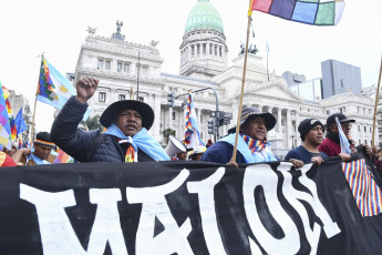 Buenos Aires, Argentina.- En las fotos tomadas el 23 de agosto del 2023, el Tercer Malón de la Paz realizó una movilización en el centro porteño y un acto frente al Congreso. A casi dos meses del comienzo de las protestas en Jujuy contra la reforma constitucional -impulsada por el gobernador Gerardo Morales-, organizaciones de derechos humanos realizaron un llamamiento urgente ante la ONU por la criminalización de los manifestantes y la detención del abogado Alberto Nallar, el magistrado jujeño que cumple con una prisión preventiva domiciliaria desde el pasado 12 de junio cuando fue arrestado en el marco de los piquetes en la provincia.