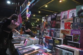 Buenos Aires, Argentina.- En las fotos tomadas el 4 de agosto del 2023, las personas asisten a la 12° Feria de Editores en Buenos Aires. Desde este jueves y hasta el domingo 6 de agosto en el Complejo Art Media se realizará una nueva edición de la FED, encuentro que se ha convertido con el tiempo en expresión cultural de una época. Además de las mesas en las que los editores exhibirán sus libros, se establecerán encuentros y diálogos con sus lectores.