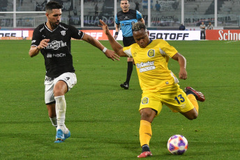 Córdoba, Argentina.- En las fotos tomadas el 2 de agosto del 2023, durante el partido entre Rosario Central y Chaco For Ever en el Estadio Mario Alberto Kempes, por los 16avos. de final de la Copa Argentina. Rosario Central, que dominó el partido y llegó en más ocasiones, perdió 1-0 con Chaco For Ever. El gol, fue anotado por Jonathan Dellarossa a los 43 minutos del segundo tiempo.