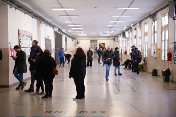 Buenos Aires, Argentina.- En las fotos tomadas el 13 de agosto del 2023, argentinos emiten su voto en diferentes establecimientos habilitados para sufragar en Buenos Aires, Argentina. Los argentinos votaron el domingo en una elección primaria crítica que proporciona las expectativas para la votación general dos meses después. Las urnas terminaron oficialmente a las 6 p. m., hora local, y la gente todavía esperaba en largas filas para emitir los votos finales. Alrededor del 62