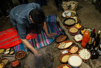 Santiago del Estero, Argentina.- En las fotos tomadas el 1 de agosto del 2023, pueblos del norte de Argentina celebran a la Pachamama con ceremonias que conjugan tradición, música y naturaleza. Este martes, países de América Latina celebraron el Día de la Pachamama, una fiesta donde priman los rituales y ofrendas para venerar y agradecer a la Madre Tierra. La tradición tiene su origen en la mitología Inca, que atribuye a esta deidad la responsabilidad de las siembras y las cosechas.