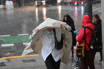 Buenos Aires, Argentina.- En las fotos tomadas el 17 de agosto del 2023, muestra las calles de Buenos Aires en medio de una tormenta. Montevideo, aún bajo una grave crisis hídrica, experimenta fuertes lluvias y una tormenta acompañada de rayos. La inestabilidad afecta a las dos capitales de la región del Río de la Plata con pronóstico de lluvias y tormentas en las zonas de Montevideo y Buenos Aires. Por lo tanto, de forma aislada, no se pueden descartar daños por clima severo.