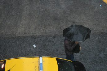 Buenos Aires, Argentina.- En las fotos tomadas el 17 de agosto del 2023, muestra las calles de Buenos Aires en medio de una tormenta. Montevideo, aún bajo una grave crisis hídrica, experimenta fuertes lluvias y una tormenta acompañada de rayos. La inestabilidad afecta a las dos capitales de la región del Río de la Plata con pronóstico de lluvias y tormentas en las zonas de Montevideo y Buenos Aires. Por lo tanto, de forma aislada, no se pueden descartar daños por clima severo.