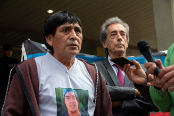 Rio Negro, Argentina.- En las fotos tomadas el 15 de agosto del 2023, familiares y amigos exigen justicia por el crimen de Rafael Nahuel. Un tribunal argentino ha empezado el juicio contra cinco miembros de una fuerza especial de la Prefectura Naval por el asesinato de un joven mapuche en 2017. Rafael Nahuel, de 22 años, murió por un disparo en la espalda el 25 de noviembre de ese año, durante un operativo de desalojo en una zona ocupada del parque nacional Nahuel Huapi, en el noroeste de la Patagonia argentina. Los oficiales son acusados de homicidio agravado por el uso de armas de fuego y con exceso en la legítima defensa.