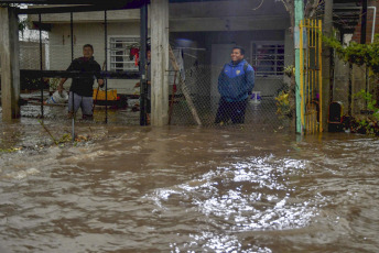 Buenos Aires, Argentina.- En las fotos tomadas el 18 de agosto del 2023, muestra las zonas afectadas por severas lluvias y vientos que afectaron desde la madrugada de este jueves buena parte del sur del GBA en Argentina y otras zonas del área metropolitana. Las fuertes lluvias, provocaron la suspensión de clases y varias personas debieron ser evacuadas y trasladadas a centros de albergue. En algunas zonas cayeron 158 milímetros, tras más de seis meses sin lluvias fuertes. Según la información oficial hubo 1.300 familias afectadas y 175 evacuados.