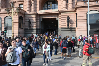 Buenos Aires, Argentina.- In the photos taken on August 15, 2023, authorities participate in an operation at the Constitución station, in the city of Buenos Aires, due to a bomb threat. From Trenes Argentinos they reported that, about an hour after the threat, the search result was negative. City Police sources reported that the operation began after a 911 call was received from the Province of Buenos Aires indicating that there was a bomb inside a formation.