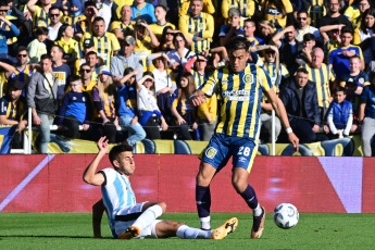 Rosario, Argentina.- En las fotos tomadas el 20 de agosto del 2023, durante el partido entre Central y Atlético Tucumán por la primera fecha de la Zona A de la Copa de la Liga en el Estadio Gigante de Arroyito. Central, que jugó con un hombre más desde la mitad del complemento, no pudo vencer a Atlético Tucumán y terminó empatado 0 a 0.