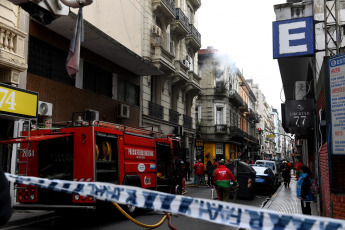 Buenos Aires, Argentina.- En las fotos tomadas el 24 de agosto del 2023, Bomberos de la Ciudad de Buenos Aires combatían un incendio de un edificio en el barrio de Monserrat en Buenos Aires, Argentina. Un edificio se incendió y una mujer debió escapar por el balcón. La residente, de 65 años, sufrió quemaduras en el 70