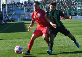 Córdoba, Argentina.- En las fotos tomadas el 31 de agosto del 2023, durante el partido entre Argentinos Juniors y San Martín, de San Juan en el estadio Julio César Villagra, de Belgrano de Córdoba, en los octavos de final de la Copa Argentina. Con un gol de Alexis Vega a los 88 minutos, sobre el cierre del encuentro, los sanjuaninos provocaron otro impacto fuerte en el torneo más federal del fútbol argentino, ya que habían eliminado a Vélez Sarsfield.