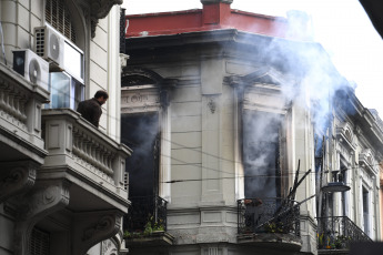 Buenos Aires, Argentina.- En las fotos tomadas el 24 de agosto del 2023, Bomberos de la Ciudad de Buenos Aires combatían un incendio de un edificio en el barrio de Monserrat en Buenos Aires, Argentina. Un edificio se incendió y una mujer debió escapar por el balcón. La residente, de 65 años, sufrió quemaduras en el 70