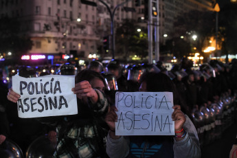 Buenos Aires, Argentina.- En las fotos tomadas el 10 de agosto del 2023, familiares y amigos realizan una protesta para exigir justicia tras la muerte de un manifestante en Buenos Aires, la capital de Argentina, tras supuestamente sufrir un infarto después de ser detenido por la Policía durante una protesta contra el sistema electoral frente al Obelisco.