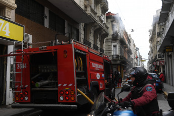 Buenos Aires, Argentina.- En las fotos tomadas el 24 de agosto del 2023, Bomberos de la Ciudad de Buenos Aires combatían un incendio de un edificio en el barrio de Monserrat en Buenos Aires, Argentina. Un edificio se incendió y una mujer debió escapar por el balcón. La residente, de 65 años, sufrió quemaduras en el 70