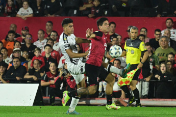 Rosario, Argentina.- En las fotos tomadas el 21 de agosto del 2023, durante el partido entre Newell’s y Central Córdoba de Santiago del Estero por la fecha 1 de la Zona B de la Copa de la Liga Profesional 2023 en el estadio Marcelo Bielsa. Newell's venció por 2-0 a Central Córdoba con goles de Gustavo Damián Canto (en contra) y Brian Nicolás Aguirre.