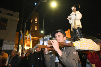 Buenos Aires, Argentina.- En las fotos tomadas el 7 de agosto del 2023, los fieles de San Cayetano realizan la vigilia en la Iglesia de la calle Cuzco 150, en el barrio porteño de Liniers, que abre sus puertas para que la gente pida "paz, pan, salud y trabajo" en una nueva conmemoración del patrono. La Misa Central tendrá lugar este lunes y estará presidida por el arzobispo de Buenos Aires, García Cuerva.