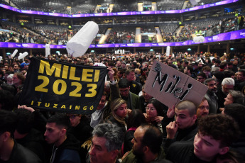 Buenos Aires, Argentina.- En las fotos tomadas el 7 de agosto del 2023, el precandidato presidencial de La Libertad Avanza (LLA), Javier Milei, realizó su cierre de campaña rumbo a las PASO del domingo próximo con un acto en el estadio Movistar Arena de la ciudad de Buenos Aires. Durante su discurso, el dirigente opositor le hizo un guiño al sector de Mauricio Macri, expresó fuertes críticas contra la UCR y convocó a votar.