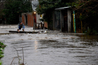 Buenos Aires, Argentina.- En las fotos tomadas el 18 de agosto del 2023, muestra las zonas afectadas por severas lluvias y vientos que afectaron desde la madrugada de este jueves buena parte del sur del GBA en Argentina y otras zonas del área metropolitana. Las fuertes lluvias, provocaron la suspensión de clases y varias personas debieron ser evacuadas y trasladadas a centros de albergue. En algunas zonas cayeron 158 milímetros, tras más de seis meses sin lluvias fuertes. Según la información oficial hubo 1.300 familias afectadas y 175 evacuados.